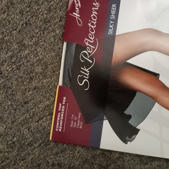 Hanes silk reflections silky sheer classic navy blue pantyhose - Picture 2 of 4